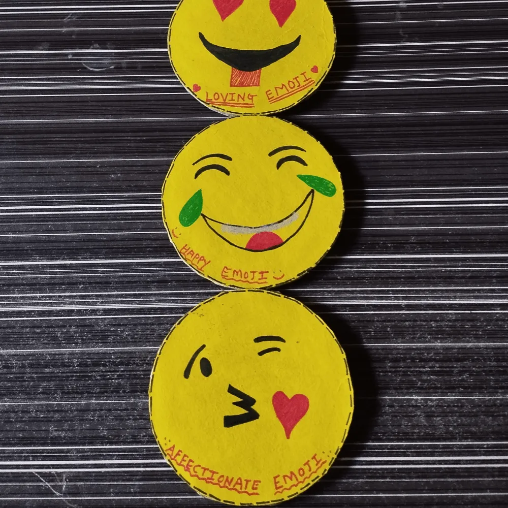 Smiley Emoji Wall Hanging DIY