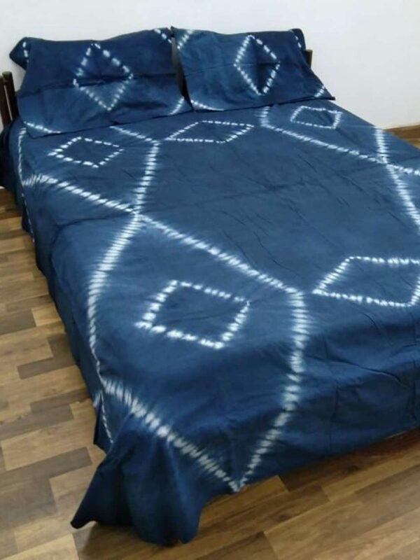 Tie and dye Handwoven cotton double bedsheet with pillow cover -Indigo Blue - Image 3