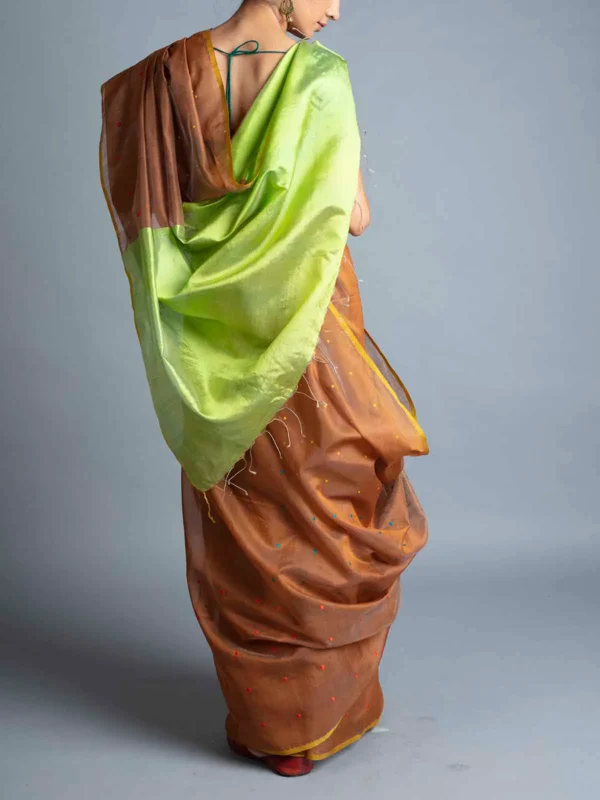 Handwoven Maheshwari With Dot Booti Saree Khaki With Blouse Piece - Image 2